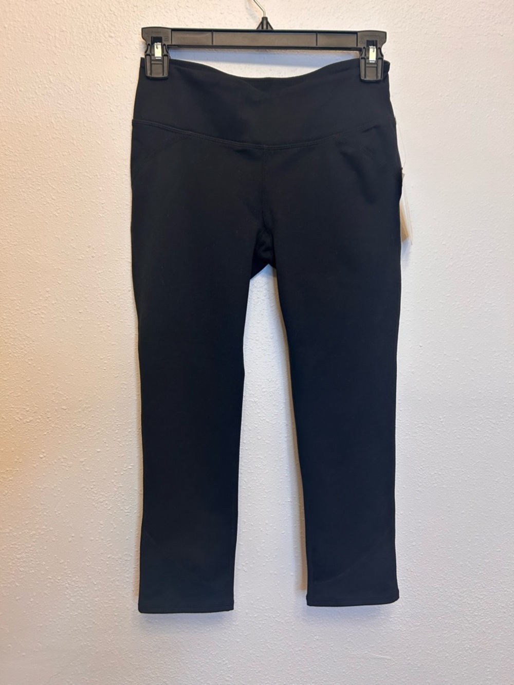 NWT Fabletics Black Cropped Mid Rise Athletic Leggings
